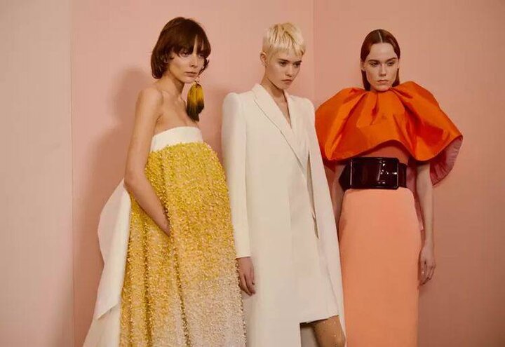 Beyaz Tenli Kadınlara Hangi Renk Elbise Yakışır?